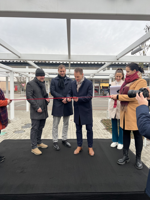 Primátor Piešťan, Peter Jančovič prestriháva pásku na novej autobusovej stanici v Piešťanoch
