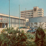 Vchod do národného podniku Trikota Vrbové, v popredí rotundovitá stavba ZK ROH. | Zdroj: Dagmar Veliká a kol., 1983