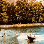 Vodné lyžovanie na priehrade Čerenec. | Zdroj: Dagmar Veliká a kol., 1983