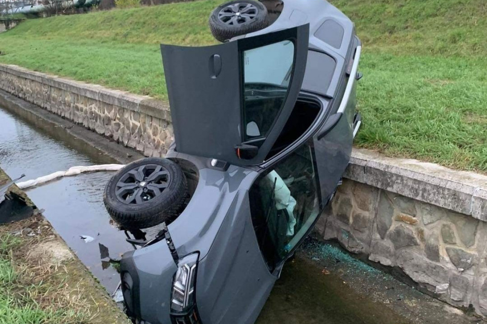 Nehoda v Trnave. | Zdroj: Fb KR PZ TT, Odťahová služba Klas