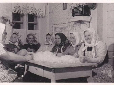 Zvykom boli aj debaty žien pri páraní peria | Foto: FB Mne Slovensko krása je, zvyky a povery