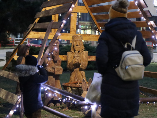 Ľudia môžu obdivovať aj drevené sochy I Zdroj: Mesto Hlohovec