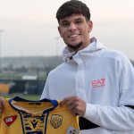 Alex so svojim novým dresom | Zdroj: DAC