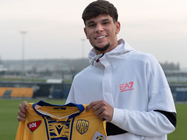 Alex so svojim novým dresom | Zdroj: DAC