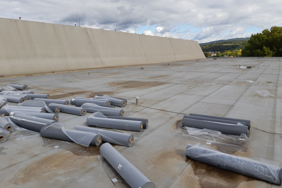 Fólia pribudla na veľkej časti strechy | Zdroj: Mesto Piešťany