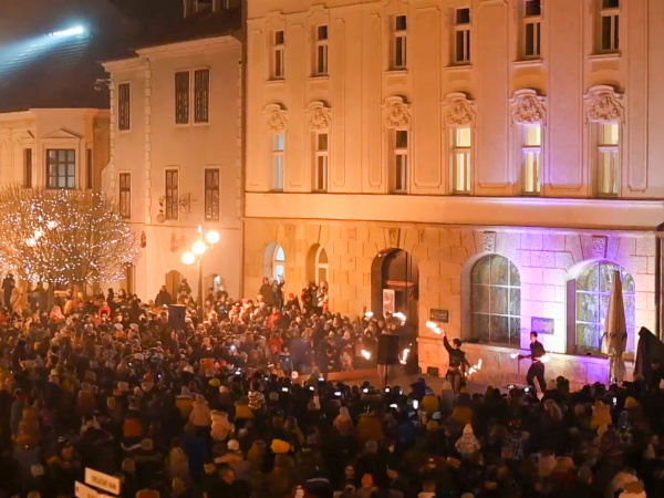 Ohňová šou v centre Trnavy. | Zdroj: red. / TASR