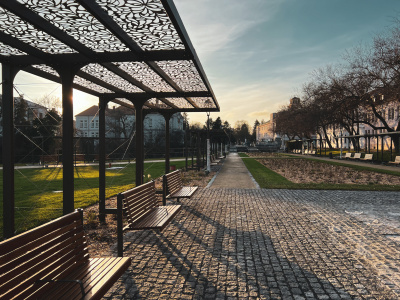 Ružový park v Trnave ešte oficiálne nie je sprístupnený. Trnavčanov však už láka na prechádzky. | Foto: red.