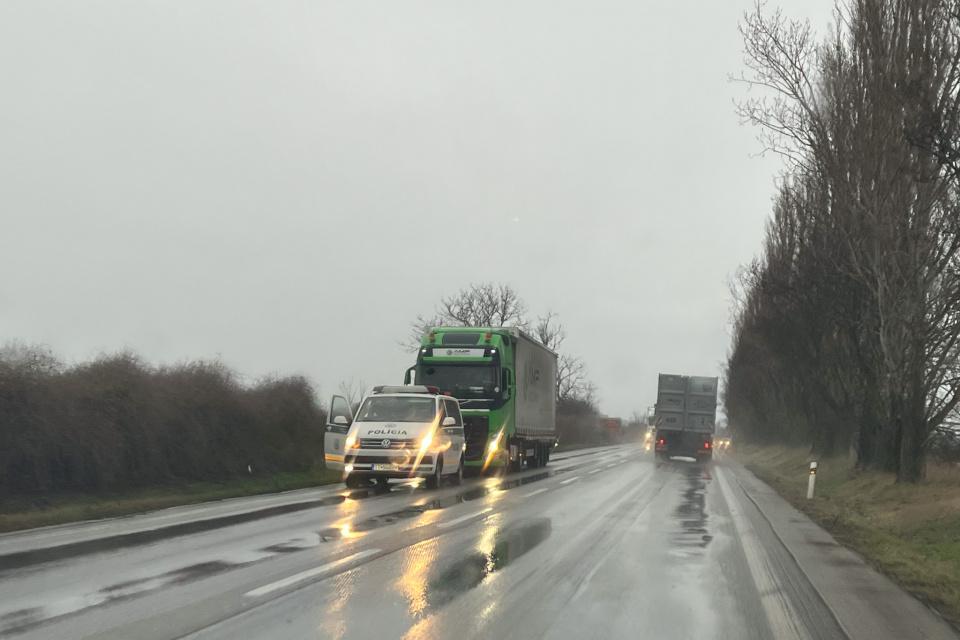 Pozor na odstavený kamión. | Zdroj: doprava@trnavskeradio.sk