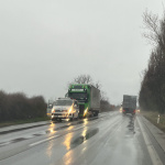 Pozor na odstavený kamión. | Zdroj: doprava@trnavskeradio.sk
