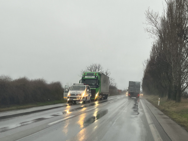 Pozor na odstavený kamión. | Zdroj: doprava@trnavskeradio.sk
