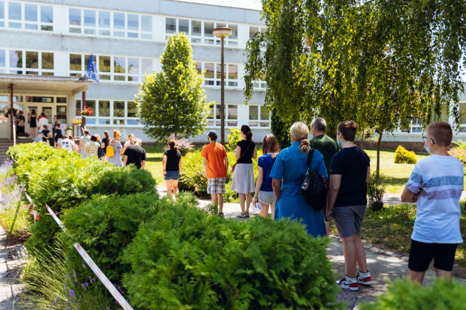 Čakanie na očkovanie pred strednou zdravotníckou škol...
