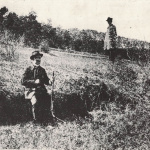 Trhliny v pôde v okolí Dobrej Vody po zemetrasení v roku 1906. | Zdroj: Ústav vied o Zemi SAV