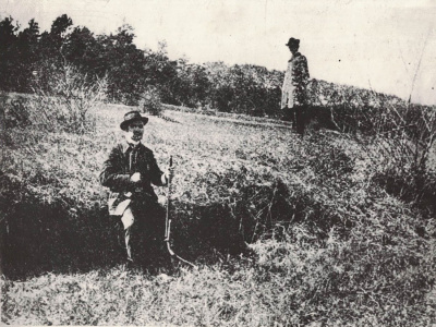 Trhliny v pôde v okolí Dobrej Vody po zemetrasení v roku 1906. | Zdroj: Ústav vied o Zemi SAV