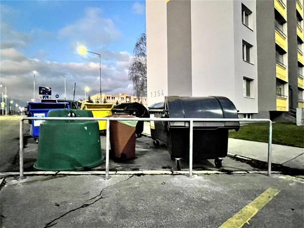 Zábrany pri stojiskách. | Zdroj: Mesto Senica