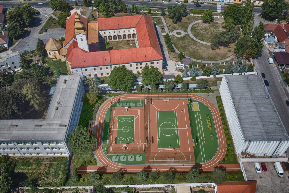 Športovisko pri gymnáziu v Hlohovci začali modernizovať. | Zdroj: TTSK