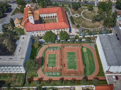 Športovisko pri gymnáziu v Hlohovci začali modernizovať. | Zdroj: TTSK