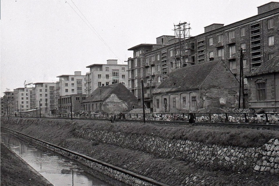 Pohľad na sídlisko SNP I. z mosta pred Bernolákovou bránou v roku 1960. | Zdroj: FB Fotky stará Trnava