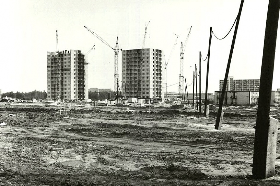 Výstavba panelových bytových domov sídliska Prednádražie II. | Zdroj: Ján Motulko, FB Fotky stará Trnava 