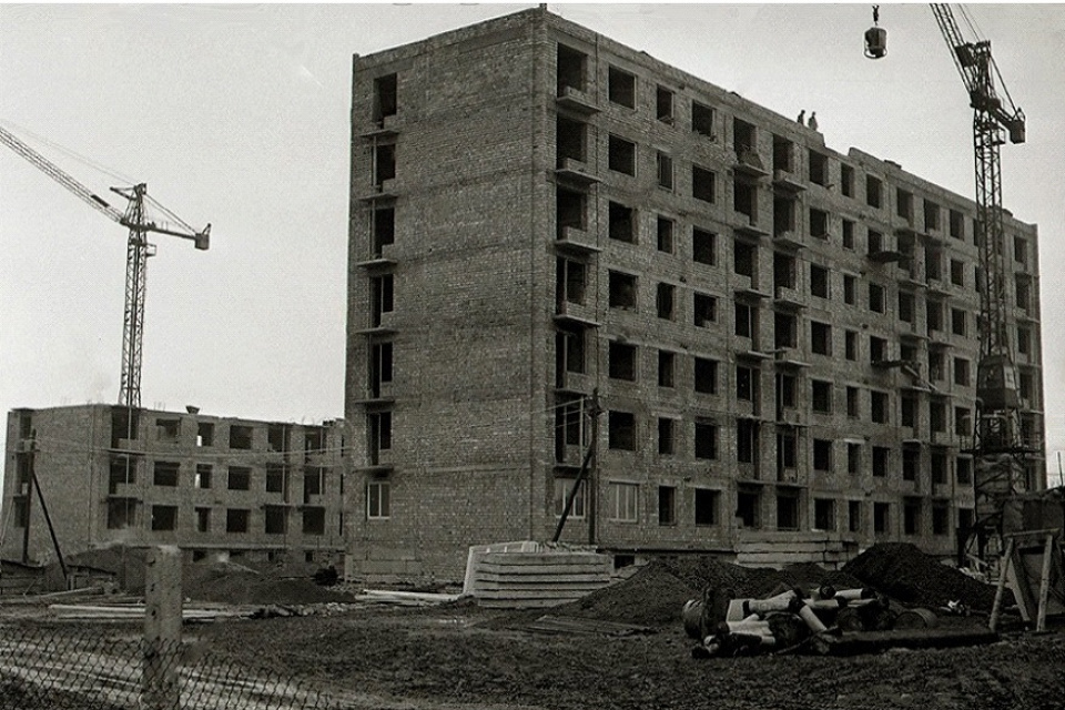 Výstavba murovaných bytových domov sídliska ČSM v roku 1962. | Zdroj: FB Fotky stará Trnava 