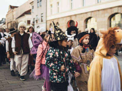 Deti prichádzajú v rôznych maskách |  Zdroj: Zaži v Trnave