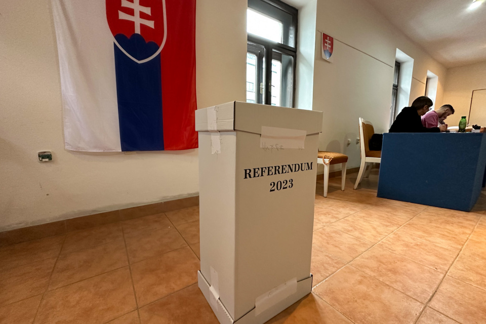 Volebná miestnosť na nádvorí radnice. | Foto: red.