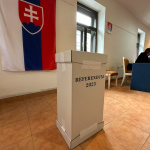 Volebná miestnosť na nádvorí radnice. | Foto: red.