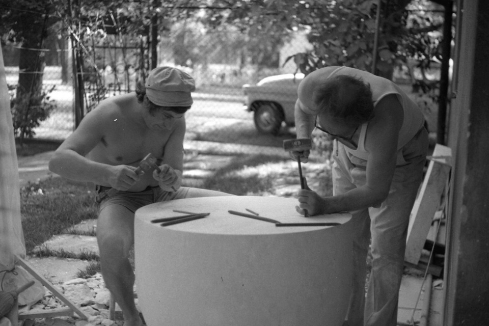 Juraj Gavula pri práci na základnom kameni. Vyrobený je z vračanského vápenca | Zdroj: The Július Koller Society