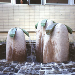 Detail fontány aj so zurčiacou vodou | Zdroj: The Július Koller Society