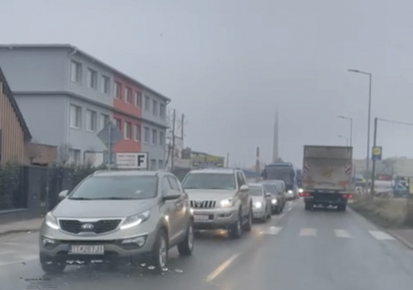 Kolôna na Trstínskej. | Zdroj: red.