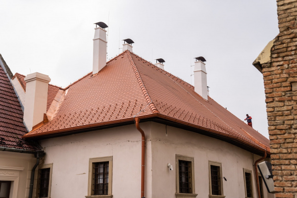 Jedna z mála renesančných budov v centre má novú pokrývku | Zdroj: TTSK