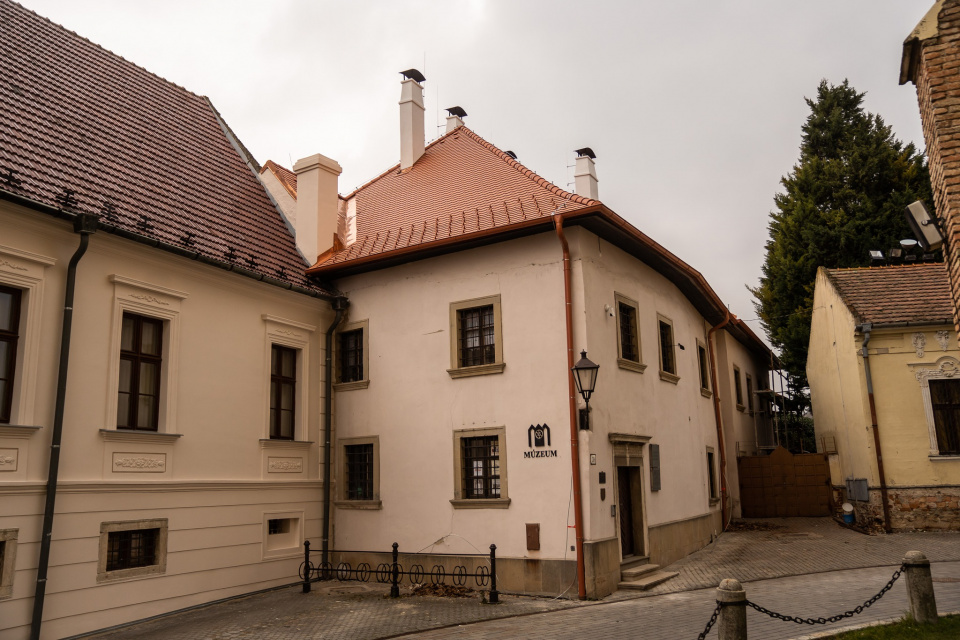 Jedna z mála renesančných budov v centre má novú pokrývku. | Zdroj: TTSK
