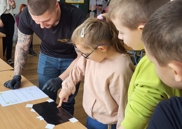 Vytvorili si odtlačky prstov. | Zdroj: Polícia SR - Trnavský kraj