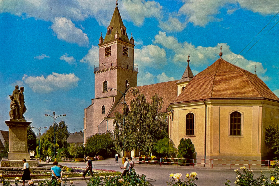 Námestie v Hlohovci, v pozadí farský kostol sv. Michala. | Zdroj: Dagmar Veliká a kol., 1983