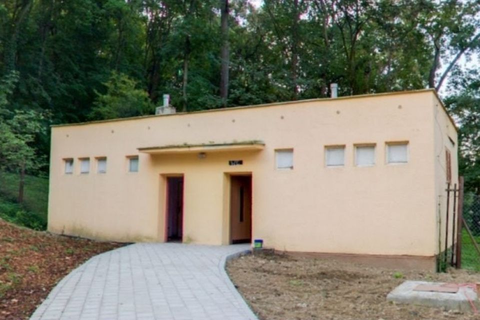 Verejné toalety v amfiteátri zámockej záhrady | Zdroj: FB Mesto Hlohovec