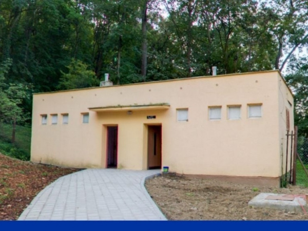 Verejné toalety v amfiteátri zámockej záhrady | Zdroj: FB Mesto Hlohovec