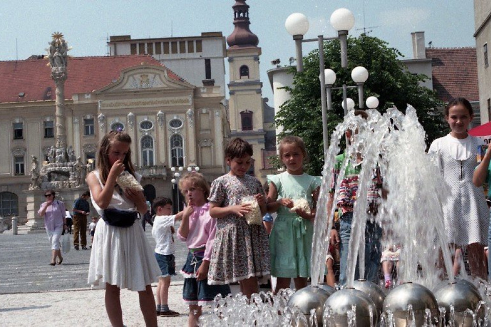 Na Trojičnom námestí v roku 1996. | Foto: Magdaléna Borodáčová, TASR