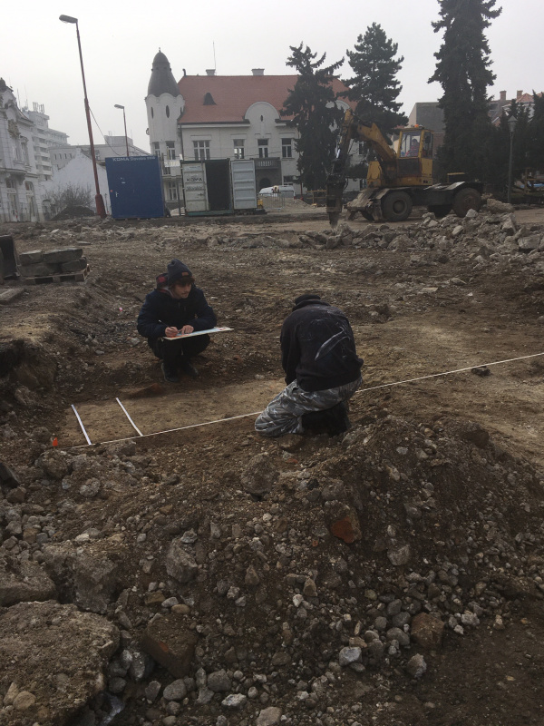 Študenti pomáhali pri záchrannom výskume. | Zdroj: Katedra klasickej archeológie FF TU