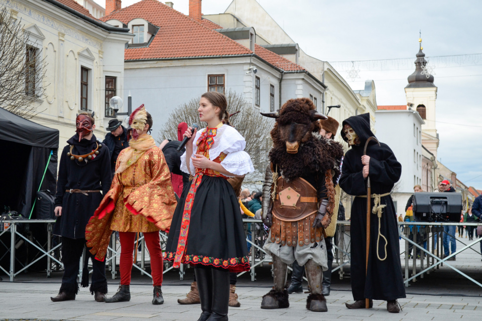 Sprievod začali folkloristi hudbou a tancom | Foto: ...
