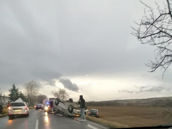 Havária za Kľačanmi smerom do Rišňoviec. | Foto: Daniela Šeryová, fb