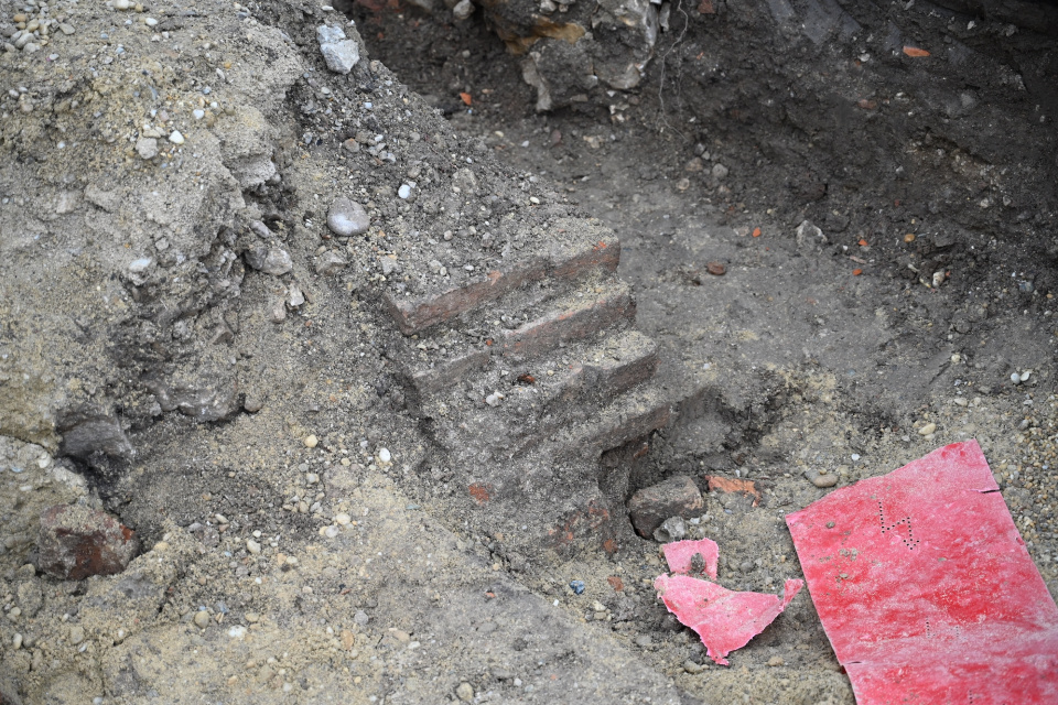 Na snímke archeológické vykopávky na rekonštruovanom Námestí SNP v Trnave v pondelok 20. februára 2023. | Foto: TASR - Lukáš Grinaj 