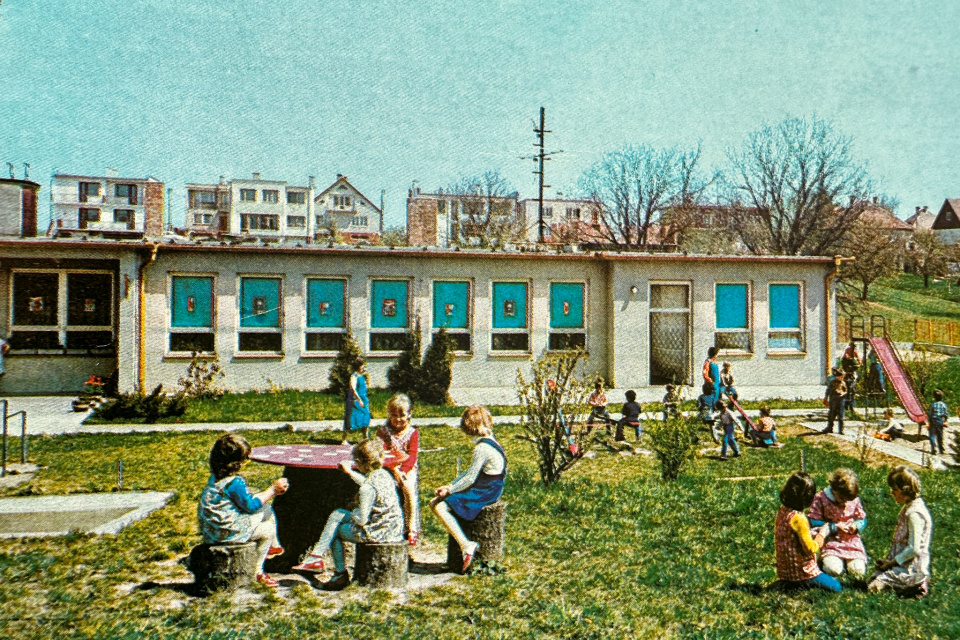 Materská škola v Ružindole, v pozadí s novostavbami rodinných domov. | Zdroj: Dagmar Veliká a kol., 1983