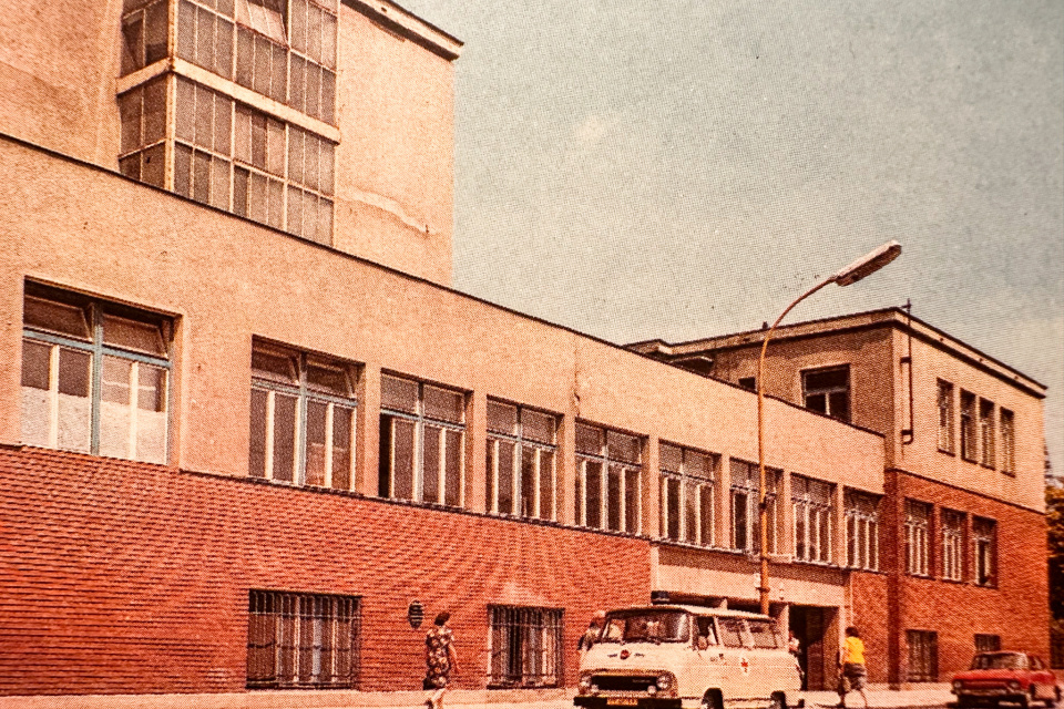 Dnes Právnická fakulta Trnavskej univerzity, v 80. rokoch tu bola poliklinika. | Zdroj: Trnava - Peter Horváth, Dagmar Veliká, 1981