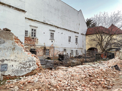 Pred dvoma rokmi sa zrútilo pôvodné murované oplotenie susediaceho starého arcibiskupstva. | Foto: Pavol Holý, Trnavské rádio