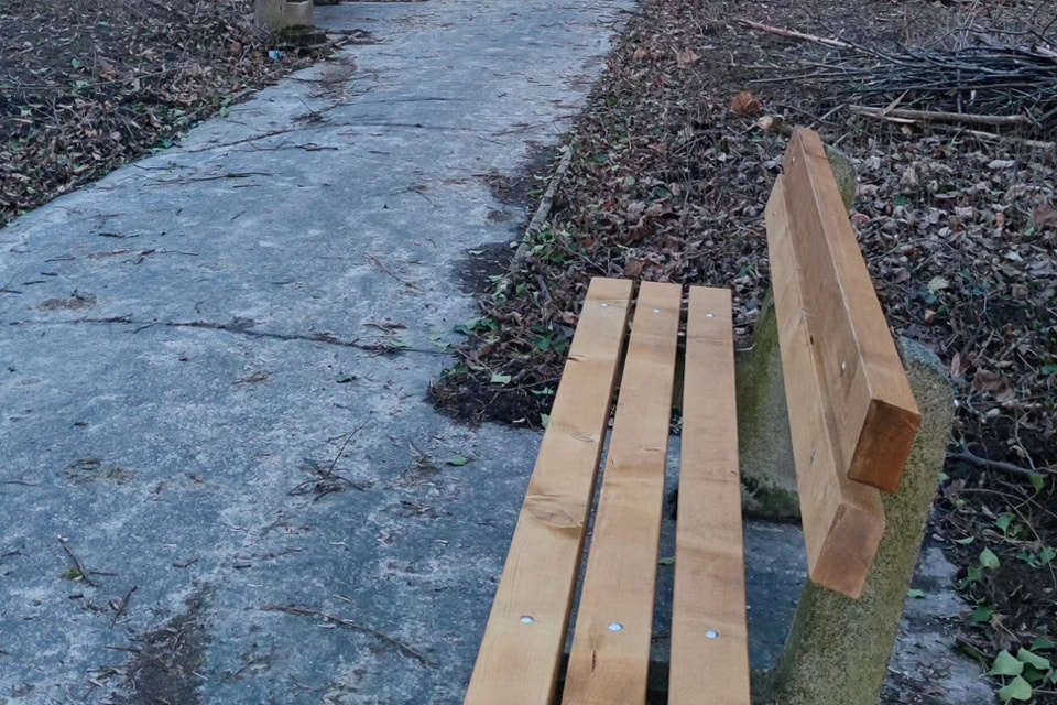 V parku kaštieľa obnovujú lavičky. | Zdroj: Kaštieľ Sokolovce