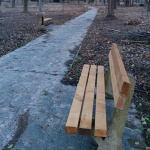 V parku kaštieľa obnovujú lavičky. | Zdroj: Kaštieľ Sokolovce