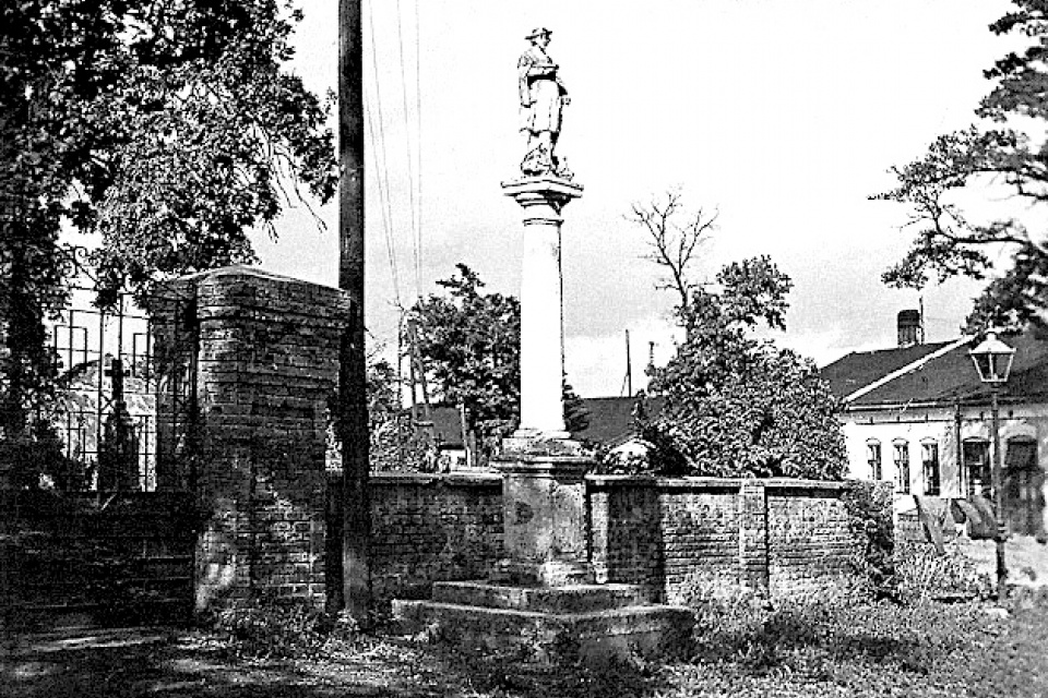 Kalvária bola v minulosti obklopená cintorínom | Foto: Internet, Trnava historické foto