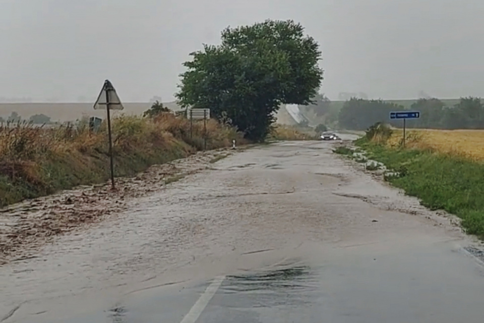Zaplavená cesta | Zdroj: doprava@trnavske.radio