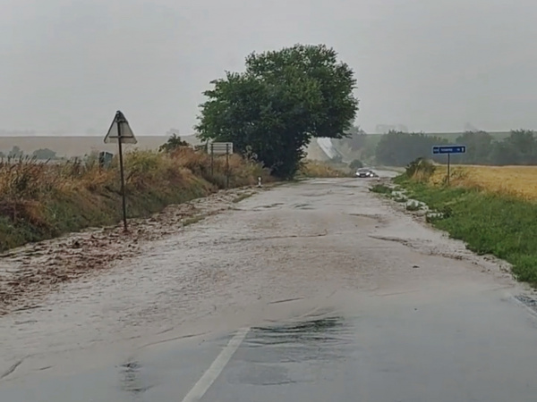 Zaplavená cesta | Zdroj: doprava@trnavske.radio