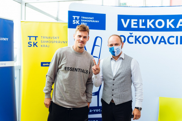 Martin Škrtel na očkovaní v Hlohovci | Foto TTSK