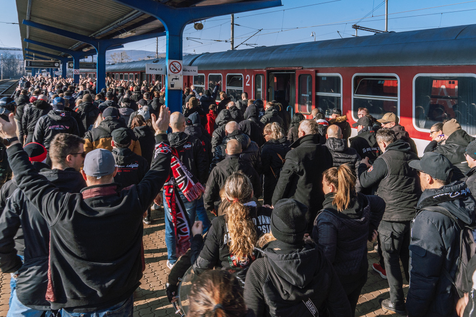 Fanúšikovia na ceste do vlaku o 14:20 | Zdroj: ZSSK 